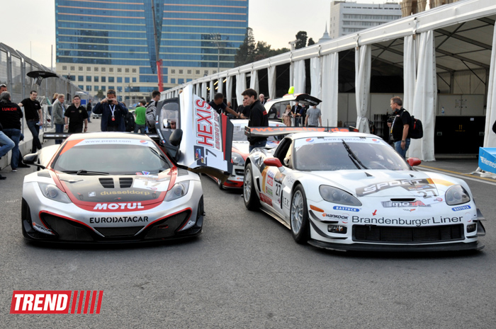 В Баку стартовал парад гоночных машин, участвующих в City Challenge (Фото)